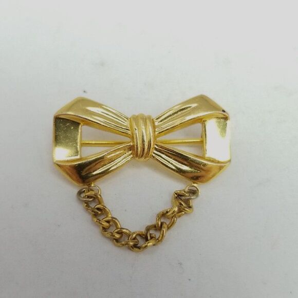 Vintage Little Bow Shaped Bow Brooch with Chain Detail, Gold Tone Lapel Pin - Picture 6 of 6